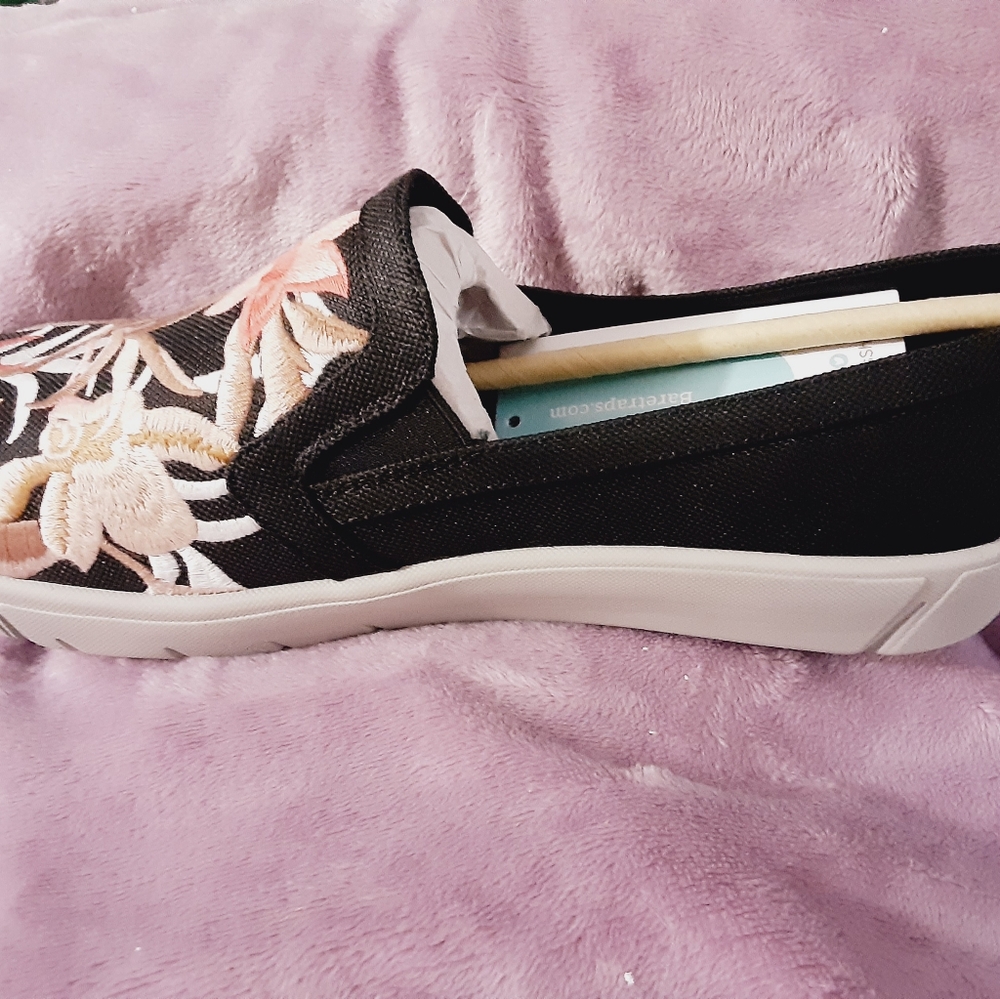 Baretraps Black slip on 9 wide embroidered